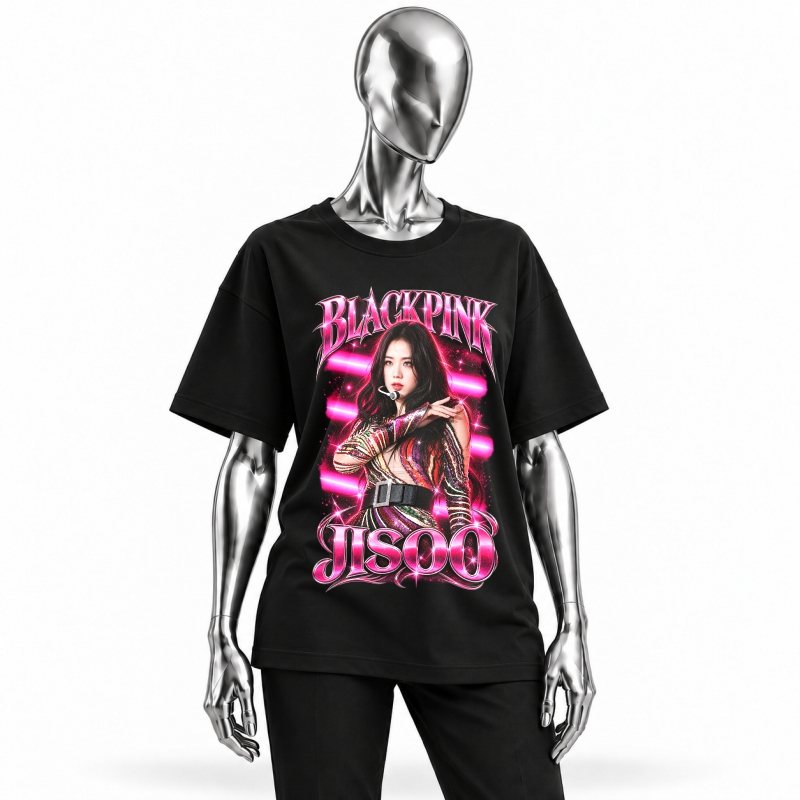 Camiseta preta BLACKPINK Jisoo Stage Glow vestida em manequim cromado