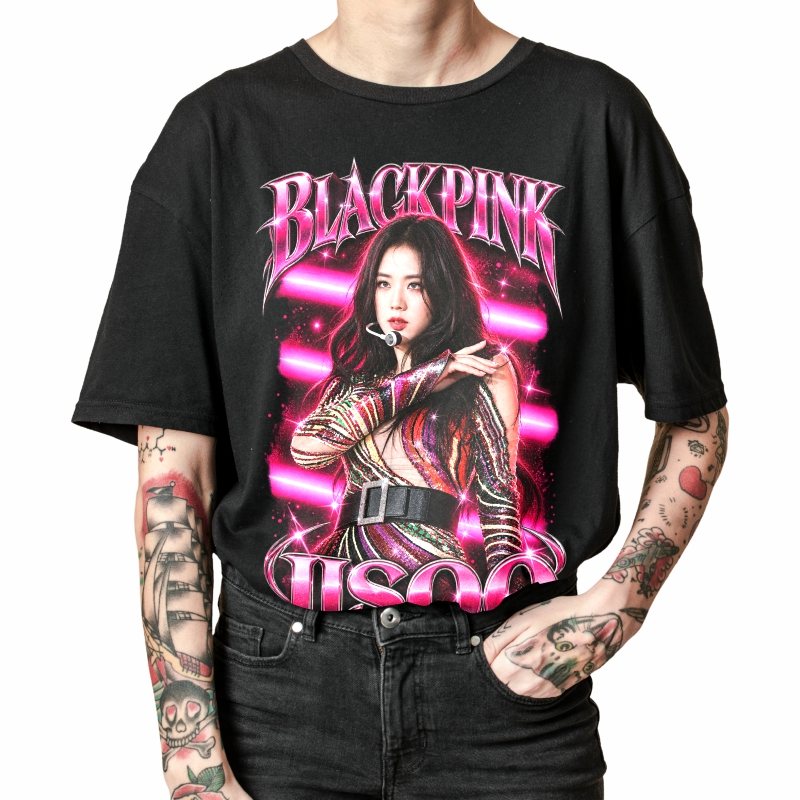 Pessoa vestindo a camiseta preta BLACKPINK Jisoo Stage Glow, em close da estampa