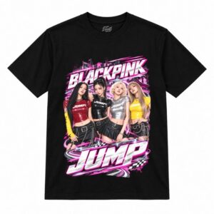 Camiseta preta BLACKPINK JUMP com as quatro integrantes em rosa neon e letras cromadas