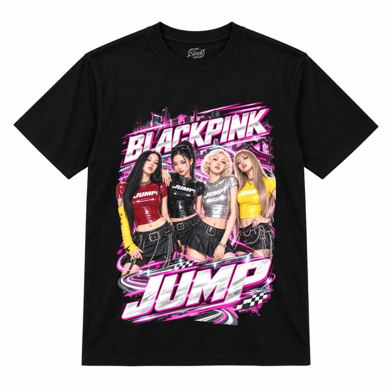 Camiseta preta BLACKPINK JUMP com as quatro integrantes em rosa neon e letras cromadas