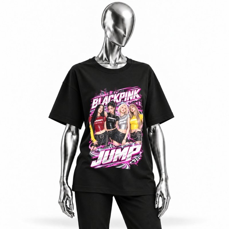 Camiseta BLACKPINK JUMP vestida em manequim cromado