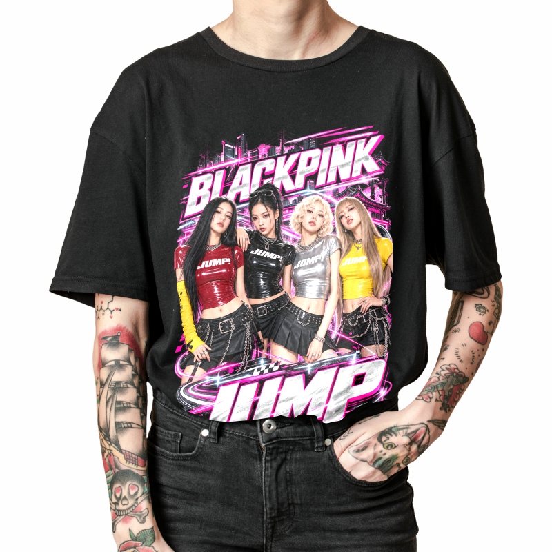 Pessoa vestindo a camiseta preta BLACKPINK JUMP, em close da estampa