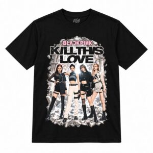 Camiseta preta BLACKPINK Kill This Love com as quatro de preto e bege em frente a uma parede de pedra rachada
