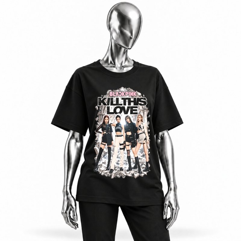 Camiseta preta BLACKPINK Kill This Love vestida em manequim cromado