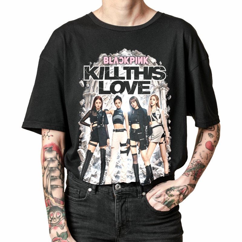 Pessoa vestindo a camiseta preta BLACKPINK Kill This Love, em close da estampa