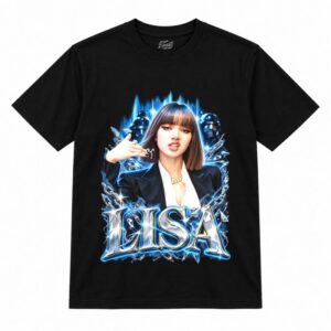 Camiseta preta BLACKPINK Lisa Black Suit Action com a Lisa de blazer preto e colar dourado