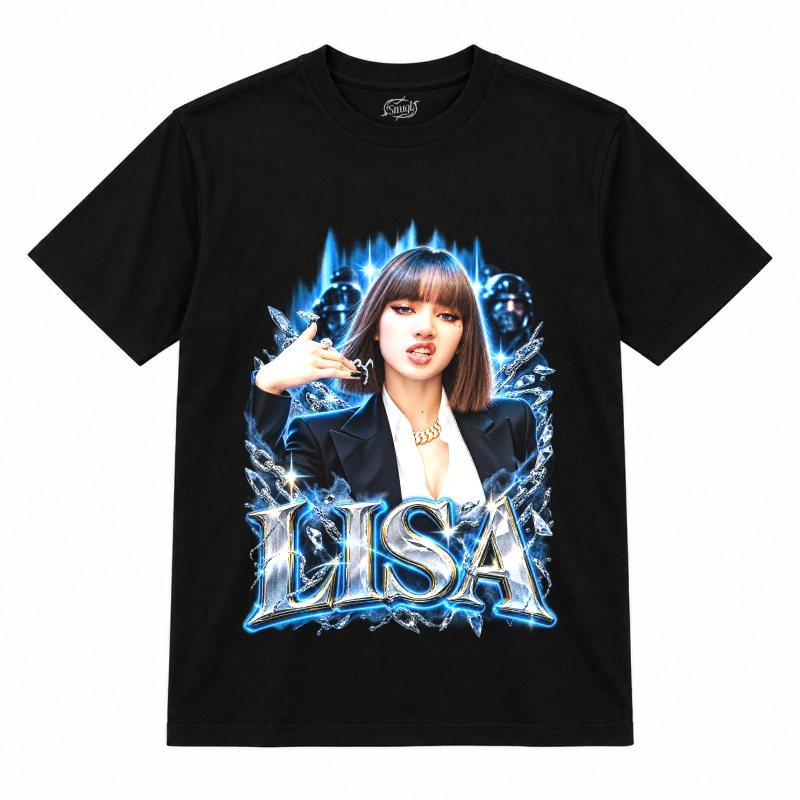 Camiseta preta BLACKPINK Lisa Black Suit Action com a Lisa de blazer preto e colar dourado