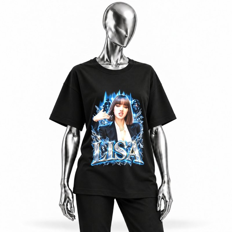 Camiseta preta BLACKPINK Lisa Black Suit Action vestida em manequim cromado