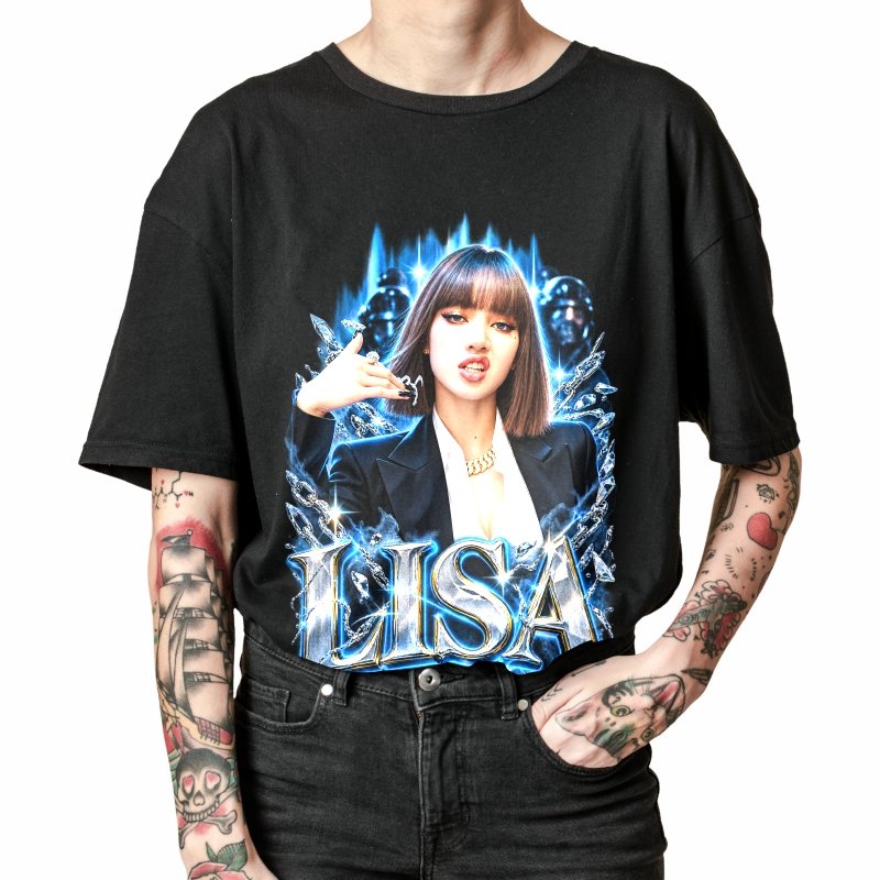 Pessoa vestindo a camiseta preta BLACKPINK Lisa Black Suit Action, em close da estampa