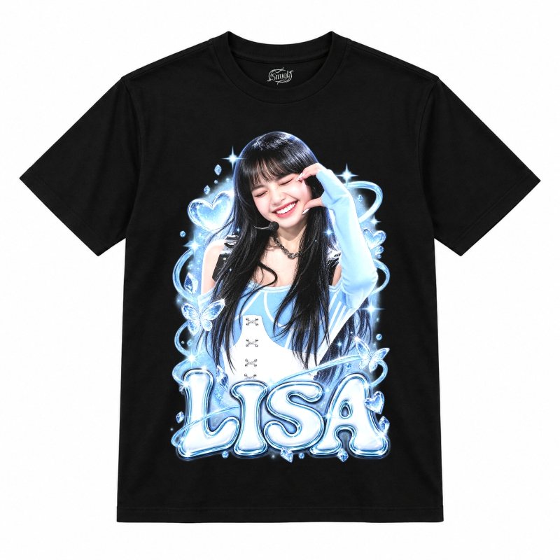 Camiseta preta BLACKPINK Lisa Blue Heart Stage com a Lisa sorrindo com microfone e um coração feito com a mão