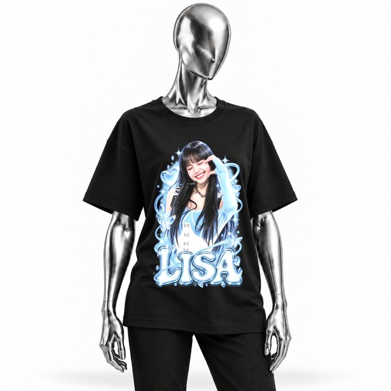 Camiseta preta BLACKPINK Lisa Blue Heart Stage vestida em manequim cromado