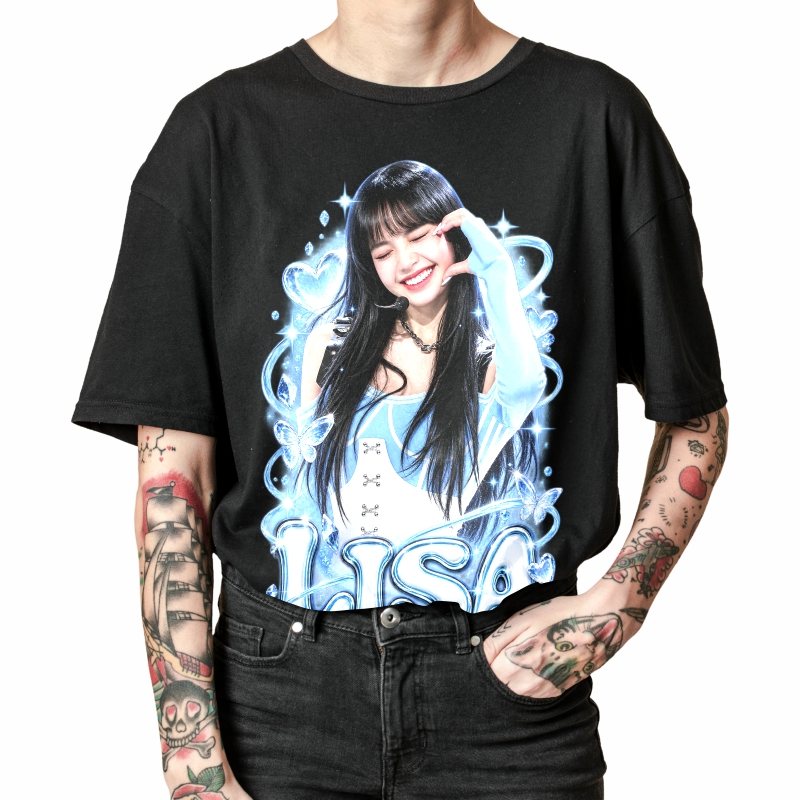 Pessoa vestindo a camiseta preta BLACKPINK Lisa Blue Heart Stage, em close da estampa