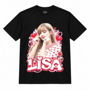 Camiseta preta BLACKPINK Lisa Finger Heart com a Lisa piscando e fazendo um coração com os dedos
