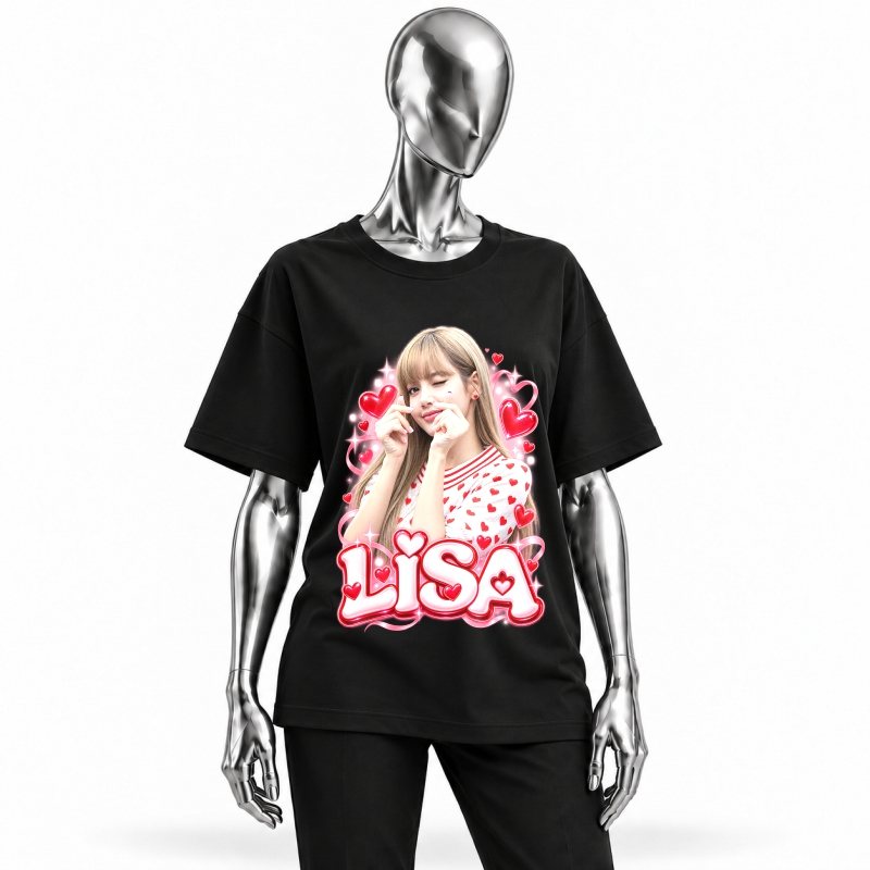 Camiseta preta BLACKPINK Lisa Finger Heart vestida em manequim cromado