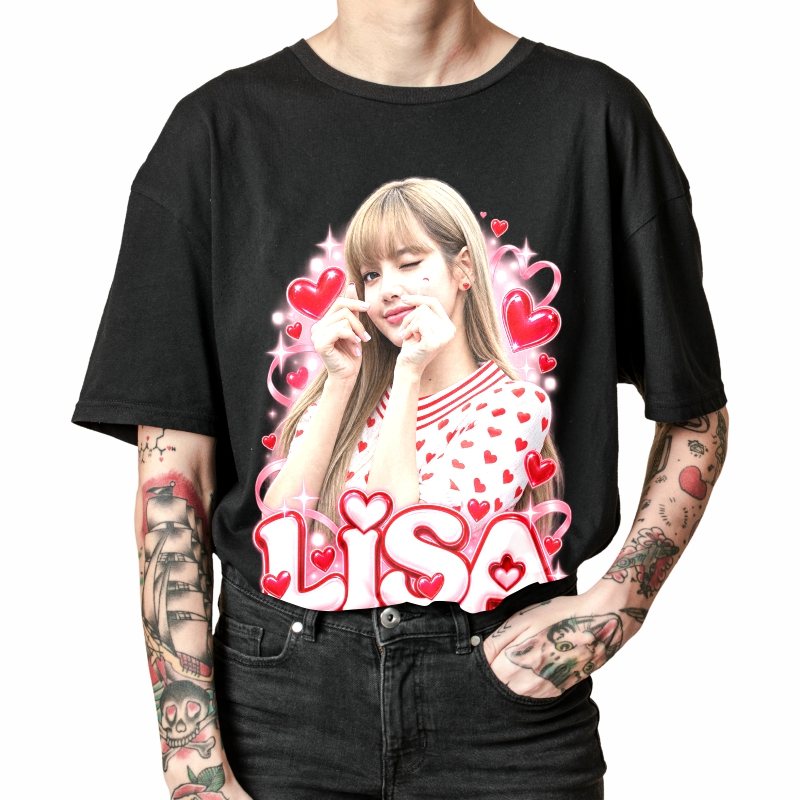 Pessoa vestindo a camiseta preta BLACKPINK Lisa Finger Heart, em close da estampa