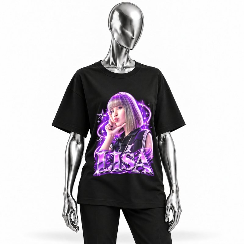 Camiseta preta BLACKPINK Lisa Purple Bob Pop vestida em manequim cromado