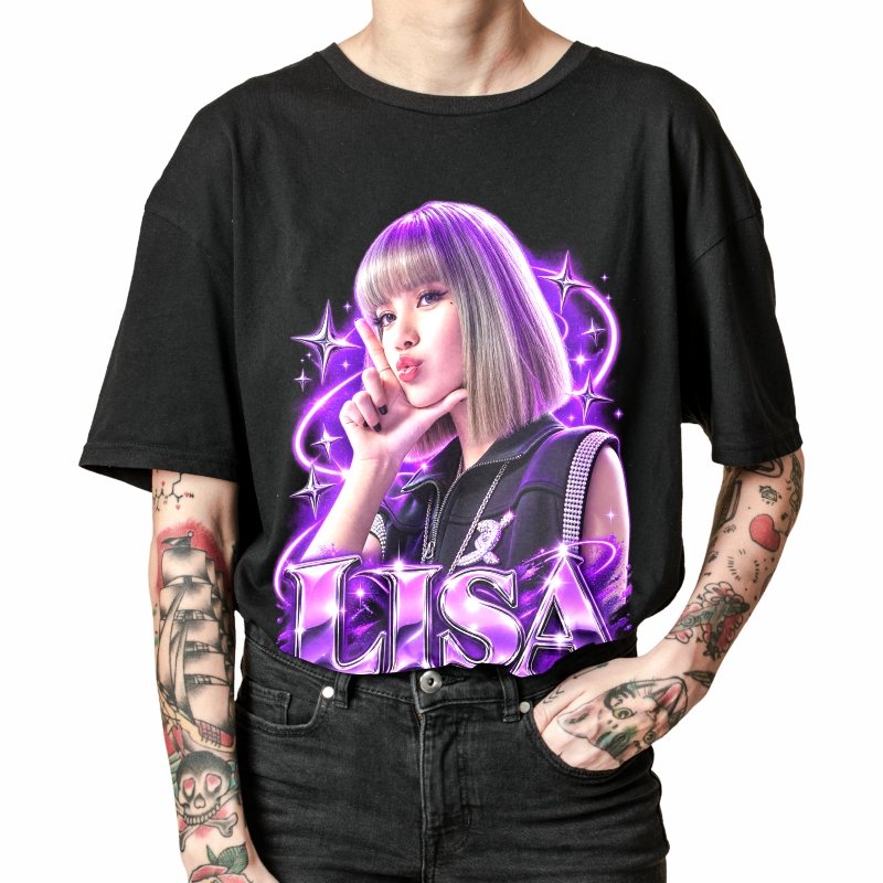 Pessoa vestindo a camiseta preta BLACKPINK Lisa Purple Bob Pop, em close da estampa