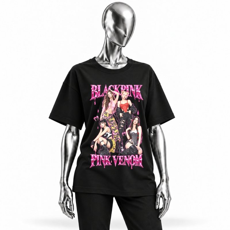 Camiseta preta BLACKPINK Pink Venom vestida em manequim cromado