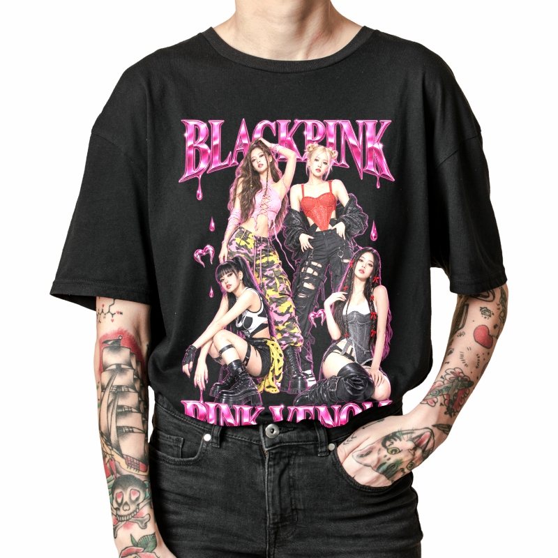Pessoa vestindo a camiseta preta BLACKPINK Pink Venom, em close da estampa