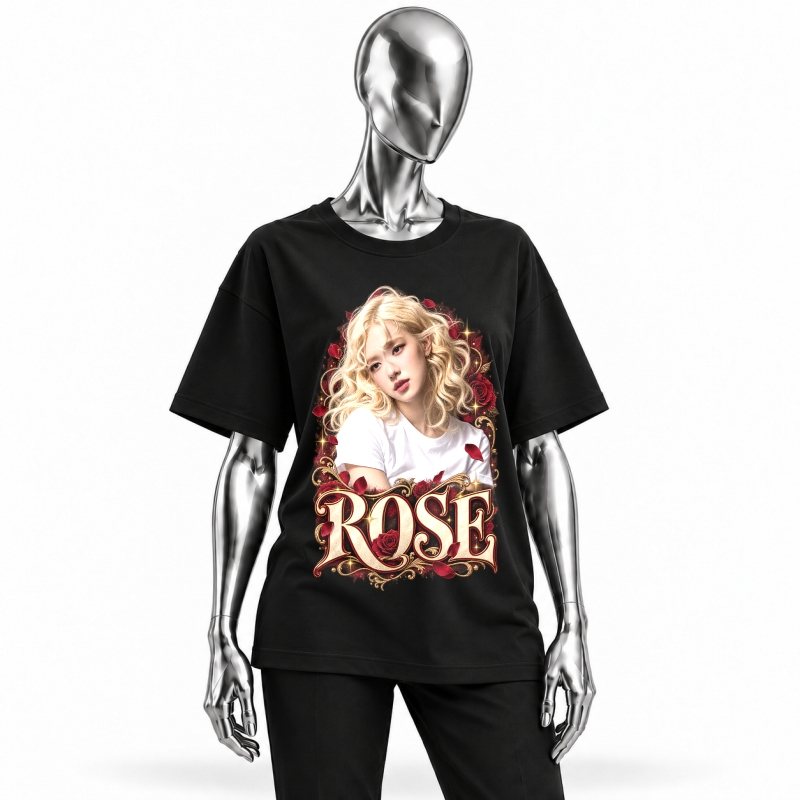 Camiseta preta BLACKPINK Rosé Blonde Curls vestida em manequim cromado
