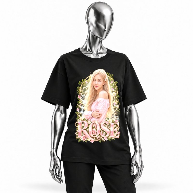 Camiseta preta BLACKPINK Rosé Forest Pink Blouse vestida em manequim cromado