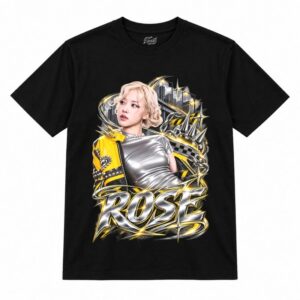 Camiseta preta BLACKPINK Rosé Jump Chrome com a Rosé de top prateado e jaqueta amarela