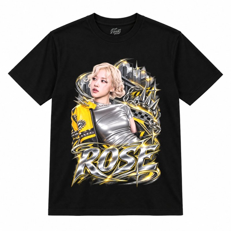 Camiseta preta BLACKPINK Rosé Jump Chrome com a Rosé de top prateado e jaqueta amarela