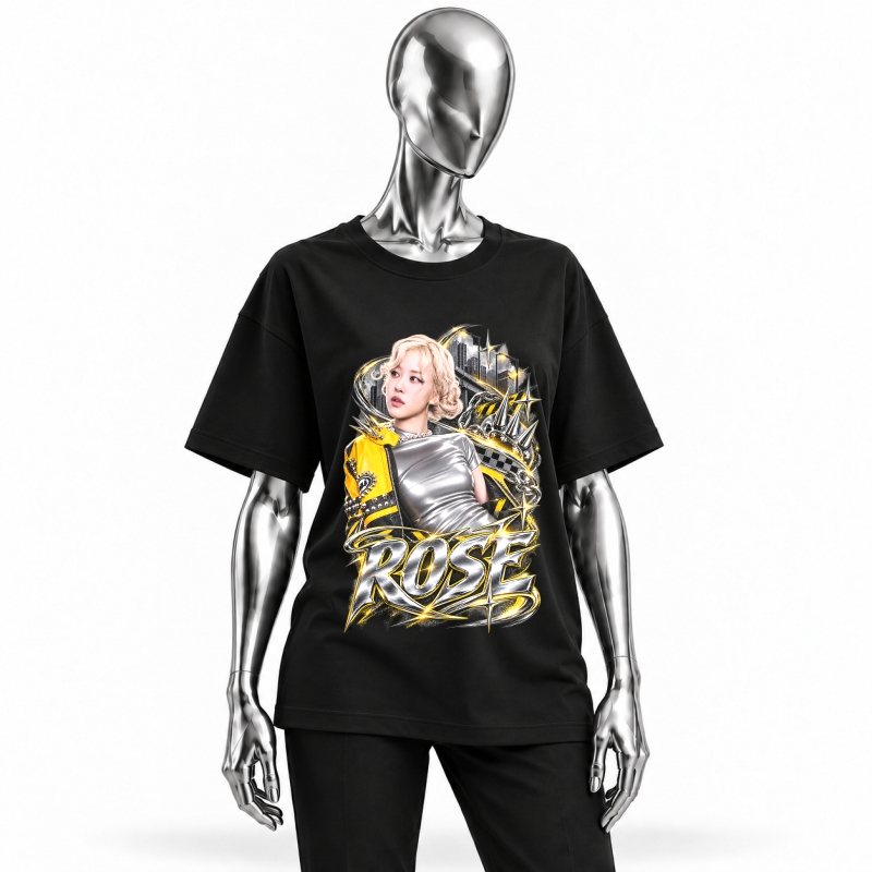 Camiseta preta BLACKPINK Rosé Jump Chrome vestida em manequim cromado