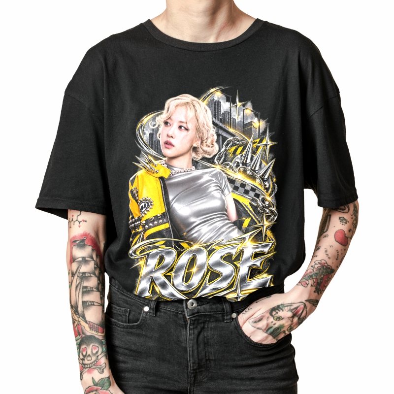 Pessoa vestindo a camiseta preta BLACKPINK Rosé Jump Chrome, em close da estampa