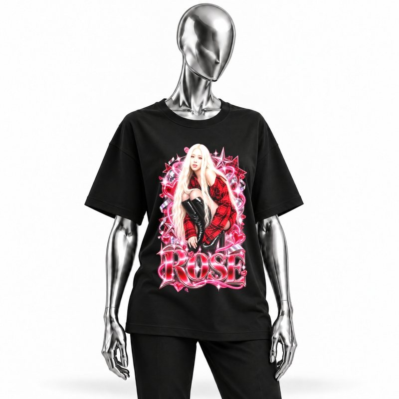 Camiseta preta BLACKPINK Rosé Red Plaid K-pop vestida em manequim cromado