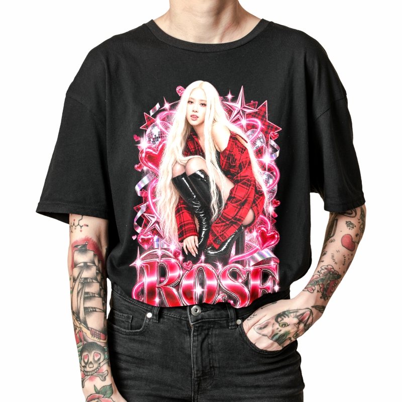 Pessoa vestindo a camiseta preta BLACKPINK Rosé Red Plaid K-pop, em close da estampa