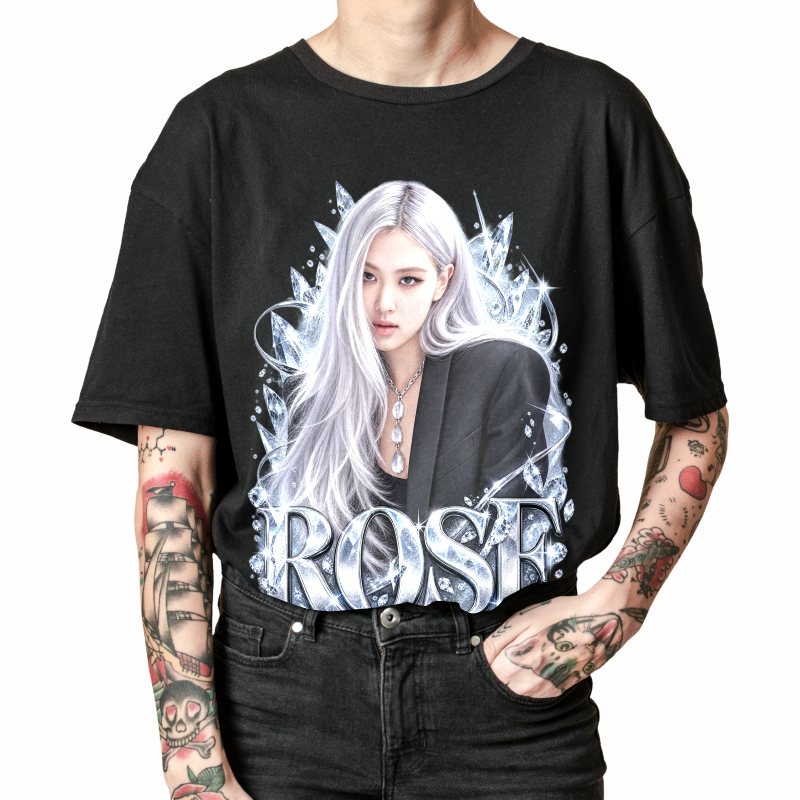 Pessoa vestindo a camiseta preta BLACKPINK Rosé Silver Editorial, em close da estampa