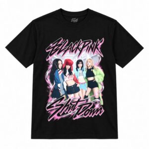Camiseta preta BLACKPINK Shut Down com as quatro em um corredor branco futurista