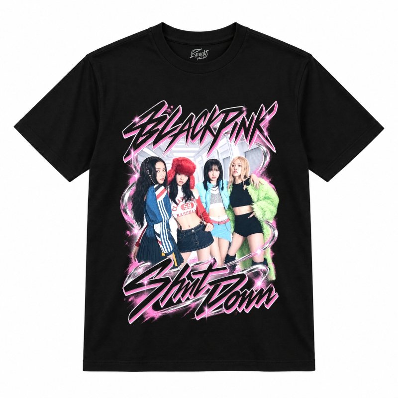 Camiseta preta BLACKPINK Shut Down com as quatro em um corredor branco futurista