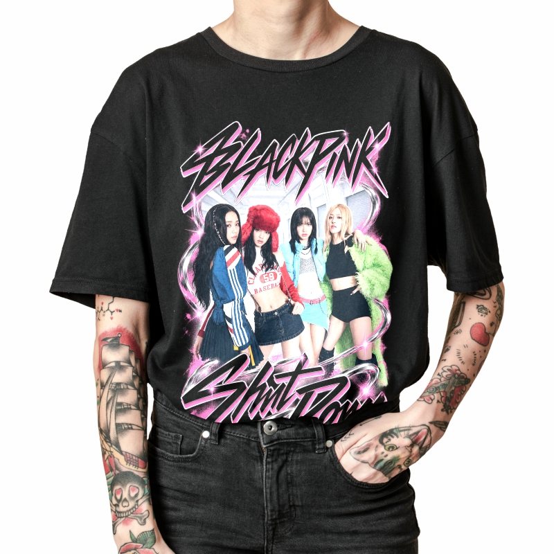 Pessoa vestindo a camiseta preta BLACKPINK Shut Down, em close da estampa