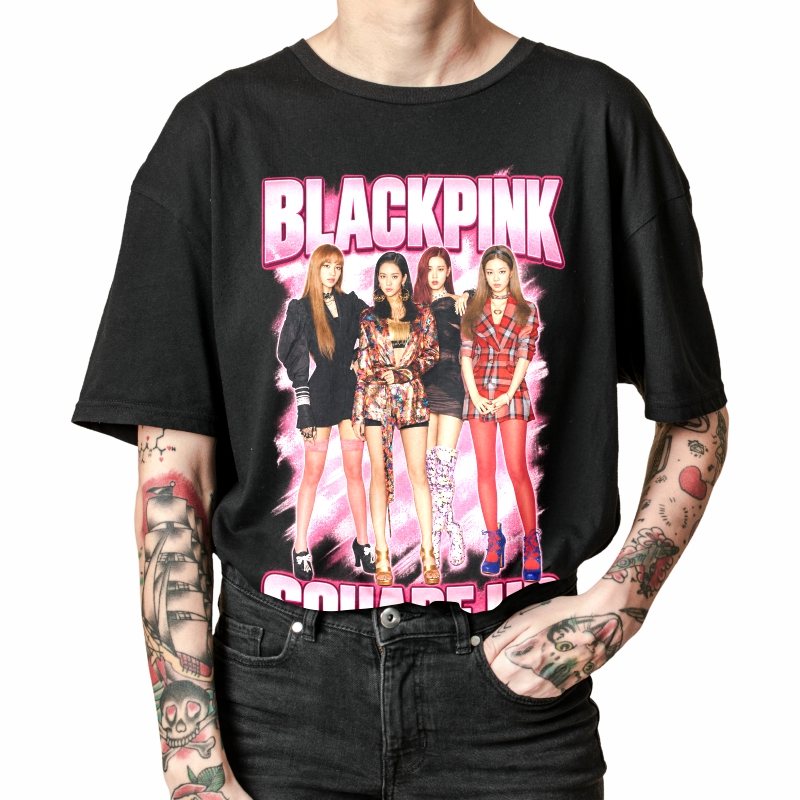 Pessoa vestindo a camiseta preta BLACKPINK Square Up, em close da estampa