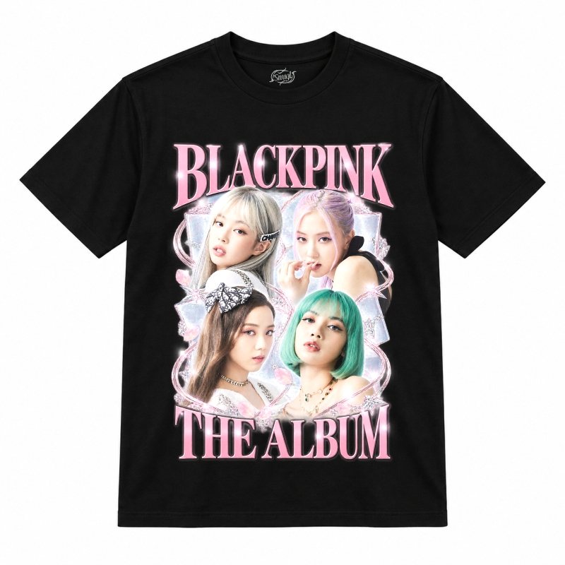 Camiseta preta BLACKPINK The Album com as quatro em close
