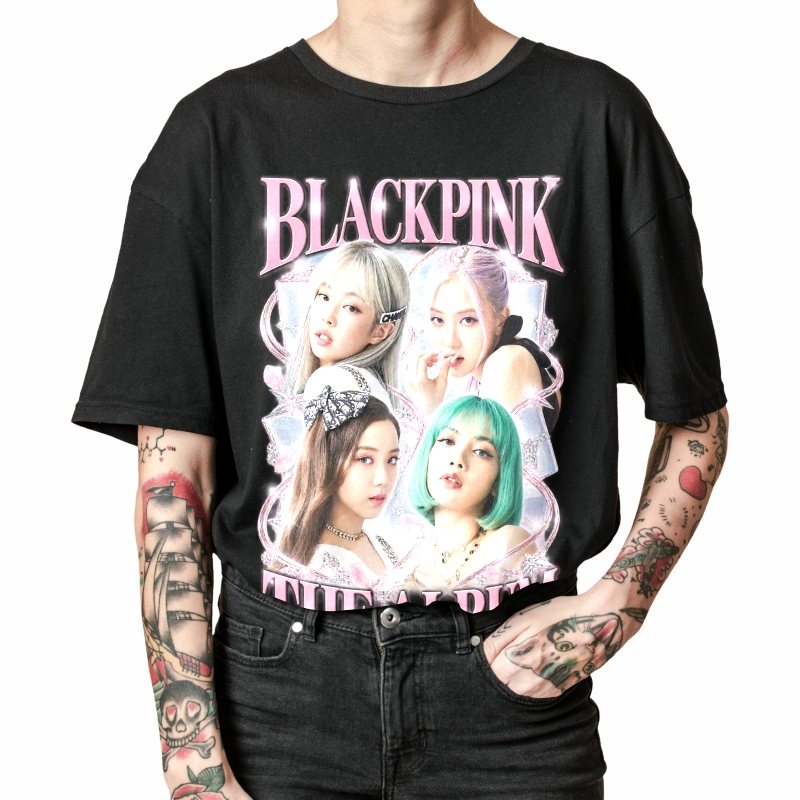Pessoa vestindo a camiseta preta BLACKPINK The Album, em close da estampa