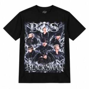 Camiseta preta BTS Black Swan com os sete integrantes de preto