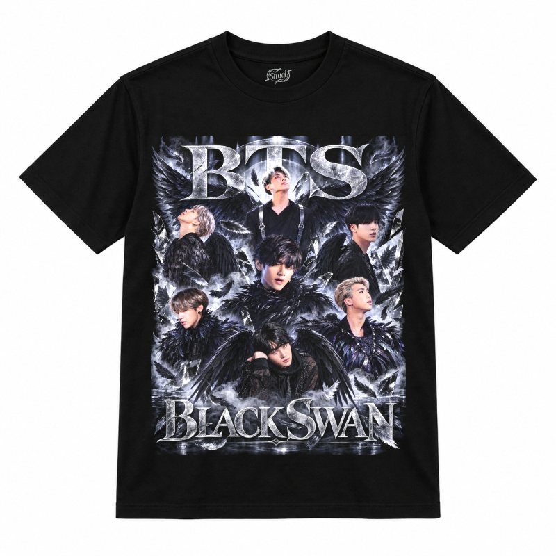 Camiseta preta BTS Black Swan com os sete integrantes de preto