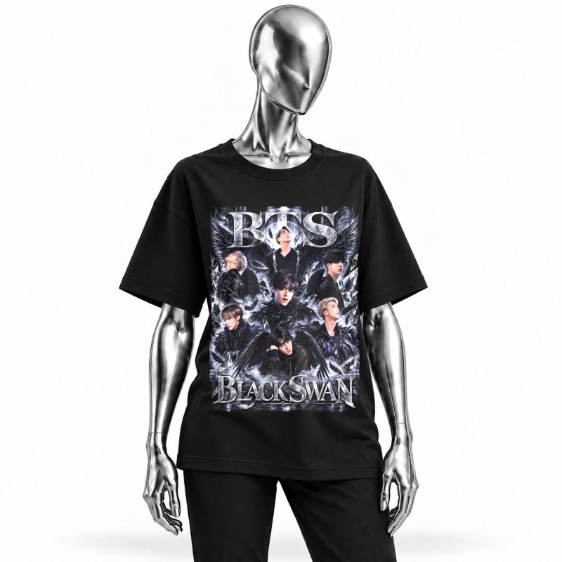 Camiseta preta BTS Black Swan vestida em manequim cromado