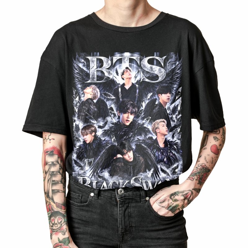 Pessoa vestindo a camiseta preta BTS Black Swan, em close da estampa