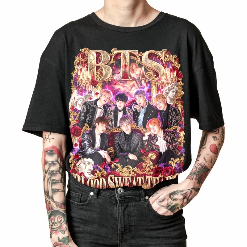 Pessoa vestindo a camiseta preta BTS Blood Sweat & Tears, em close da estampa