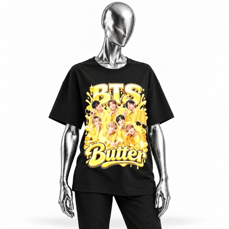Camiseta preta BTS Butter Yellow Heist vestida em manequim cromado