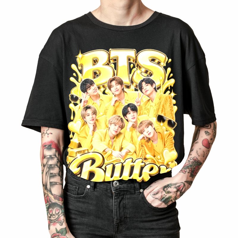 Pessoa vestindo a camiseta preta BTS Butter Yellow Heist, em close da estampa