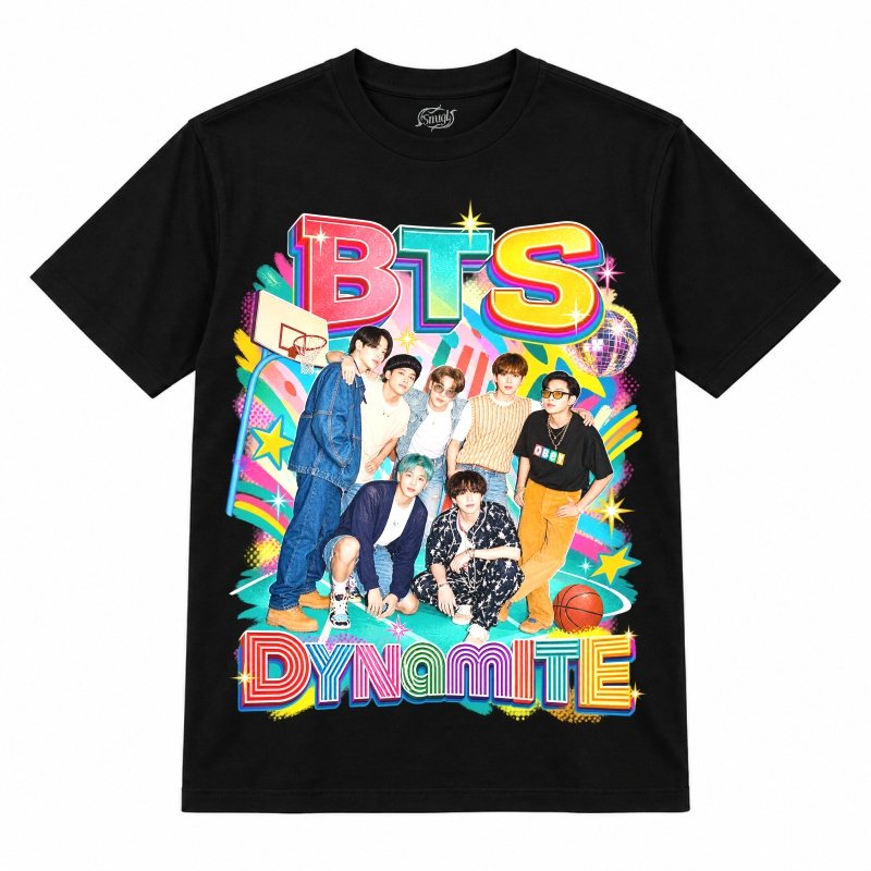 Camiseta preta BTS Dynamite Disco Pop com os sete em uma quadra de basquete colorida
