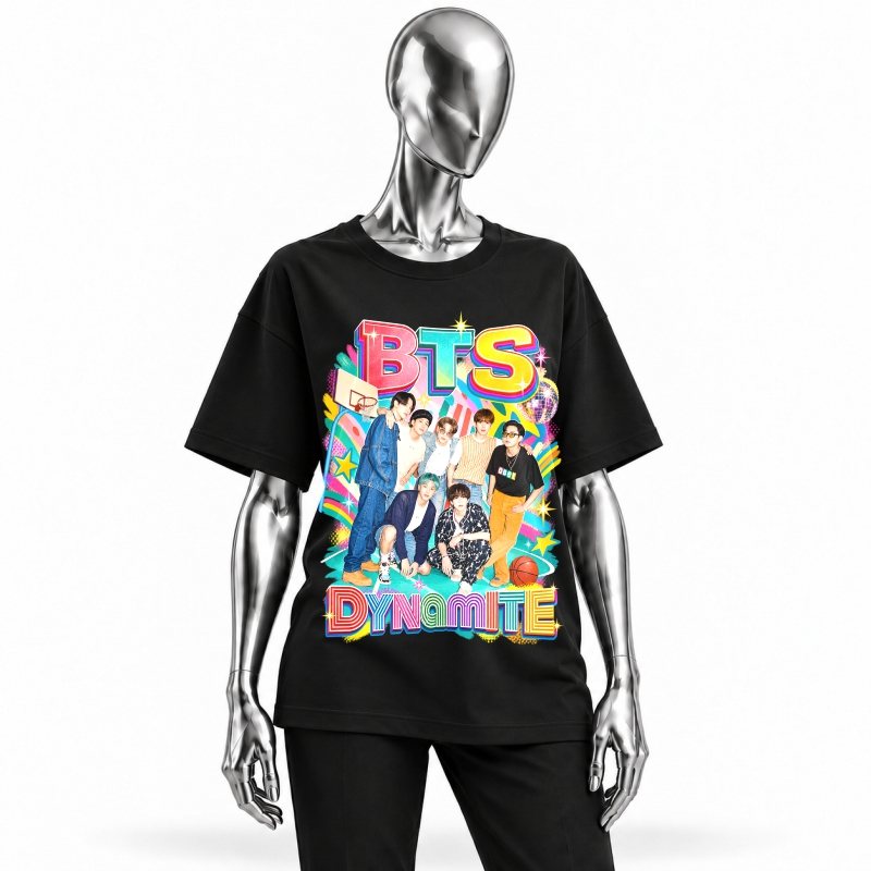 Camiseta preta BTS Dynamite Disco Pop vestida em manequim cromado