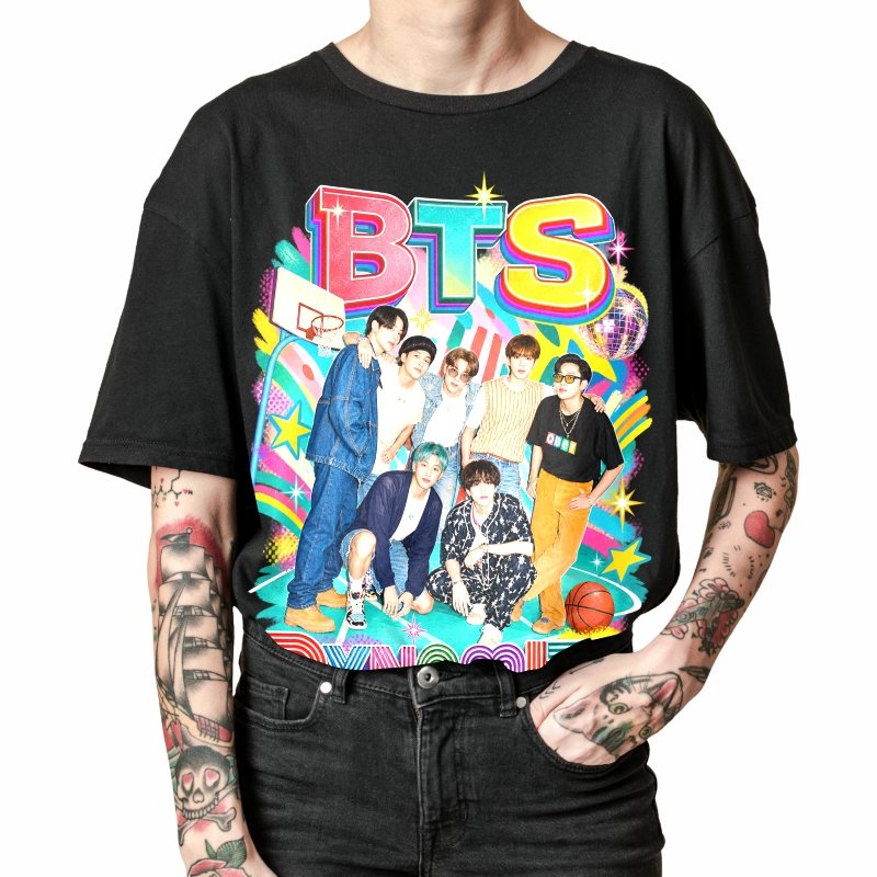 Pessoa vestindo a camiseta preta BTS Dynamite Disco Pop, em close da estampa