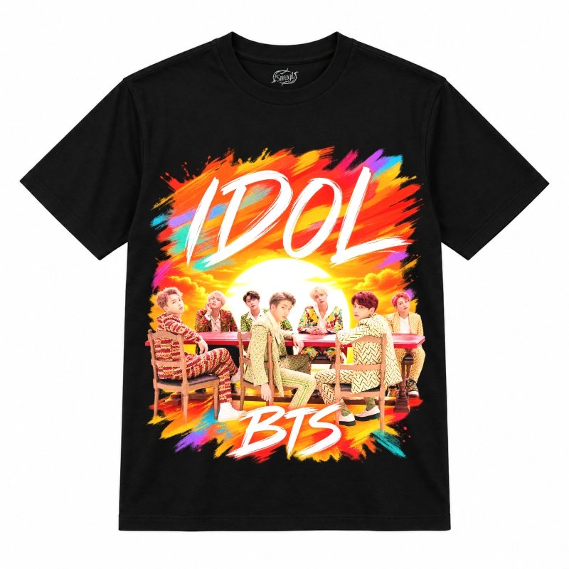 Camiseta preta BTS Idol com os sete em volta de uma mesa
