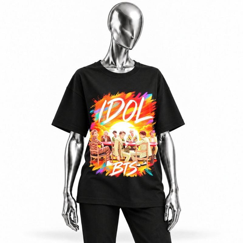 Camiseta preta BTS Idol vestida em manequim cromado
